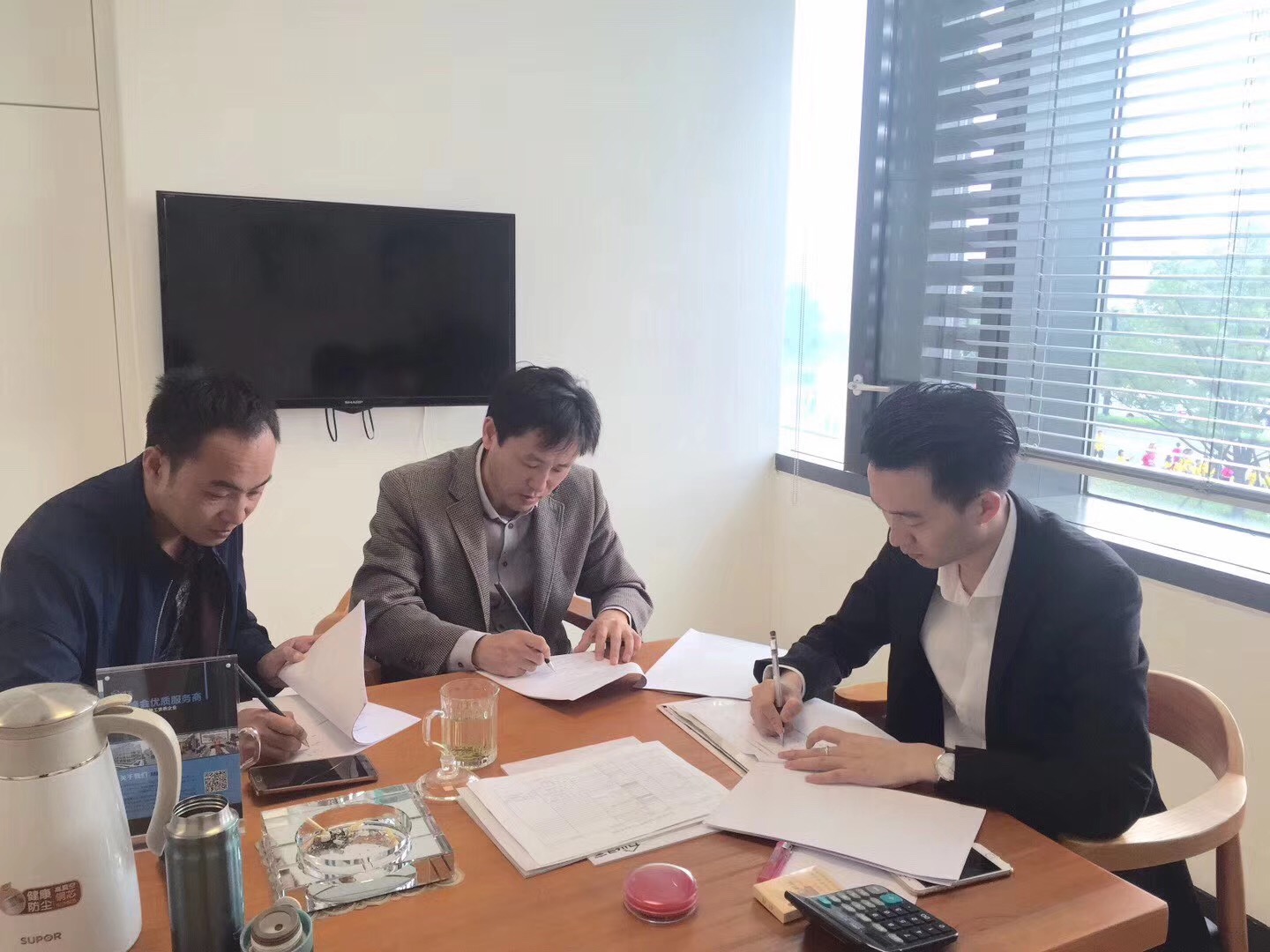 熱烈祝賀王總、葛總簽約創綠家蘇州市區級代理！