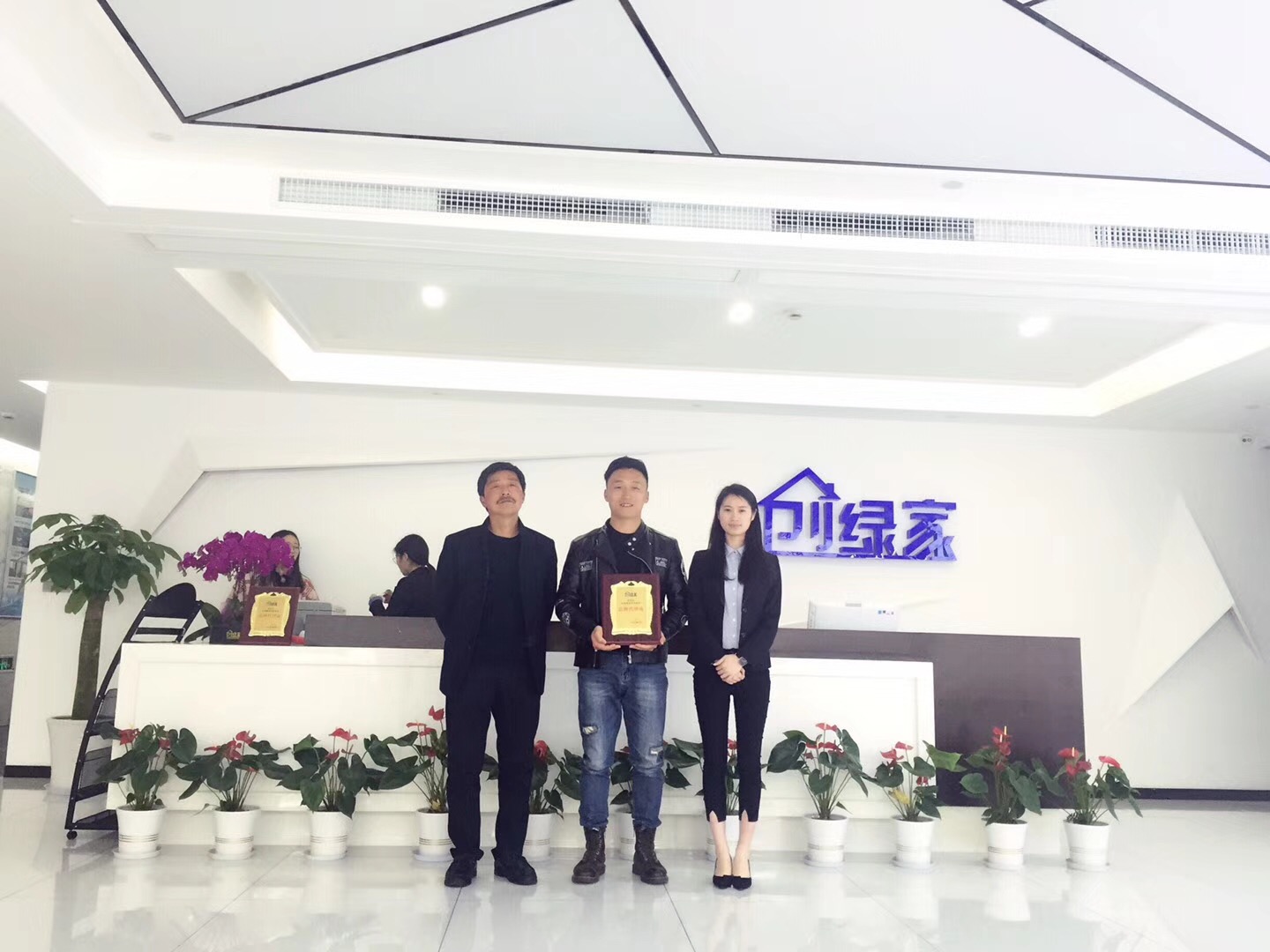 熱烈祝賀張總父子簽約創綠家江蘇省市級代理！