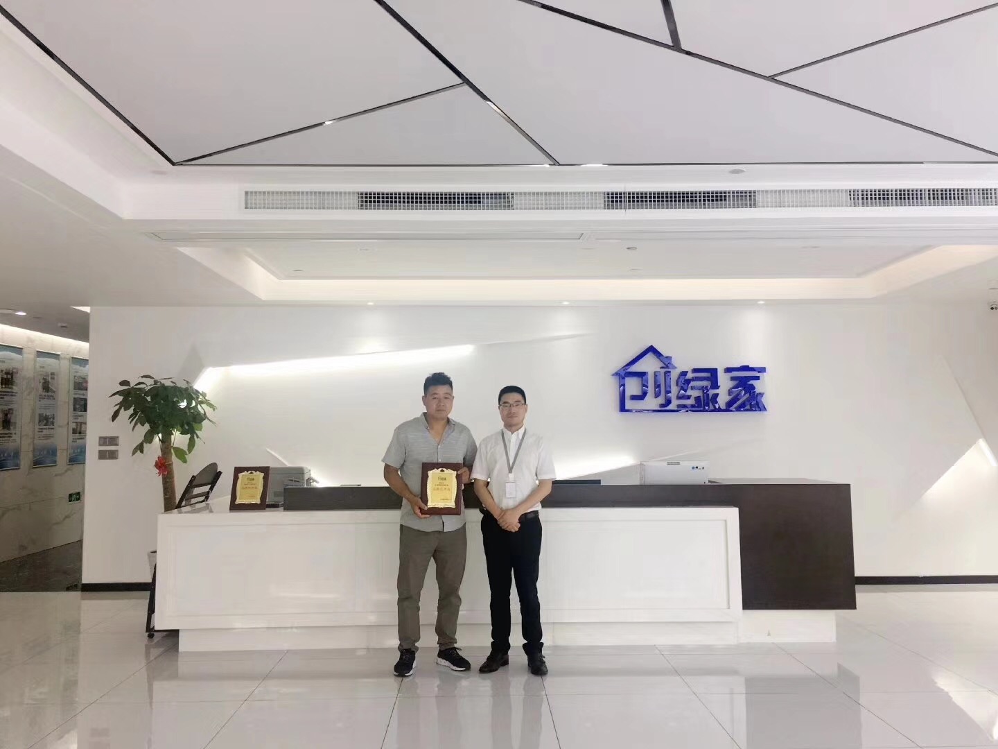 熱烈祝賀何總簽約創綠家信陽市縣級代理！