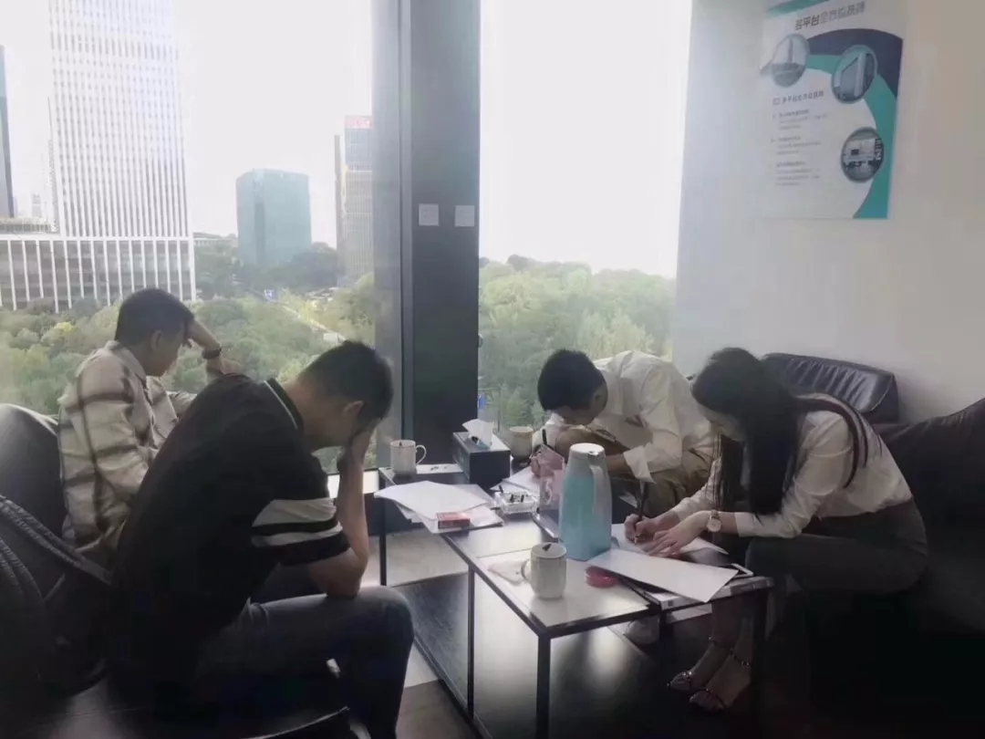 熱烈祝賀馮總、李總、龔總簽約創綠家清遠市區級代理！