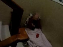 為了幫兒子收快遞，南京老夫妻被迫睡樓道